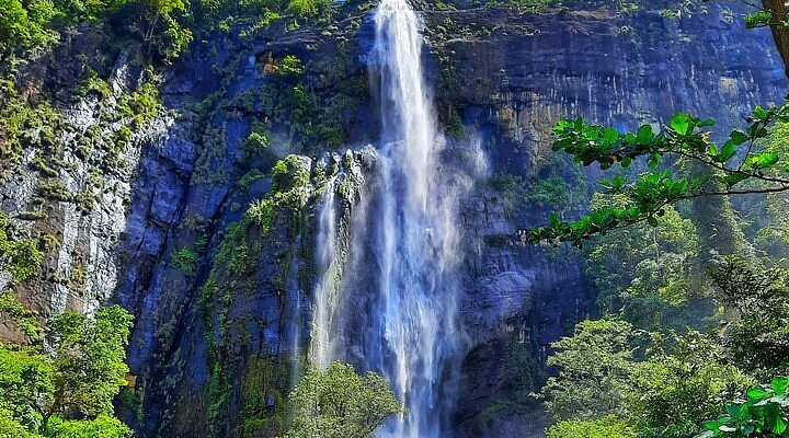 Arawakumbura Falls